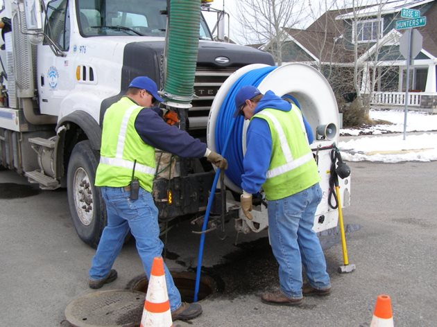 Sewer flushing and vacuum truck