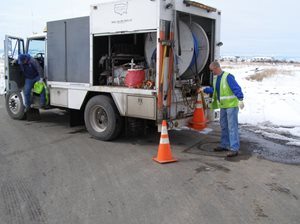 Sewer flushing truck